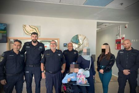 شرطة إسرائيل تحقق حلم طفل من ذوي الإحتياجات الخاصة في مدرسة الأفق الإبتدائية للبنات في حي بيت حنينا.